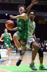 【レバンガ北海道―長崎ヴェルカ】第2クオーター、逆転のシュートを決めるレバンガの寺園脩斗(金野和彦撮影)