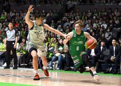 【レバンガ北海道―長崎ヴェルカ】第2クオーター、ドライブで切れ込むレバンガの菊地広人(右、金野和彦撮影)