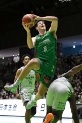 【レバンガ北海道―長崎ヴェルカ】第1クオーター、シュートを決めるレバンガのライオン・クリーナー(金野和彦撮影)