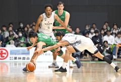 【レバンガ北海道―長崎ヴェルカ】第1クオーター、ボールを奪い合うレバンガの寺園脩斗(左、金野和彦撮影)