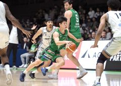 【レバンガ北海道―長崎ヴェルカ】第1クオーター、ドライブで切れ込むレバンガの寺園脩斗(金野和彦撮影)