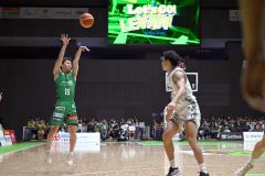 【レバンガ北海道―長崎ヴェルカ】第2クオーター、3点シュートを決めるレバンガの島谷怜(金野和彦撮影)