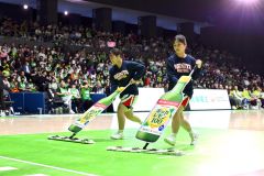 試合の合間にコートのモップ掛けを行う帯北高女子バスケ部のメンバー(金野和彦撮影)