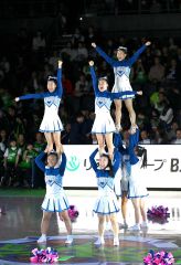 パフォーマンスを披露する帯北高チアリーディング部のメンバー(金野和彦撮影)