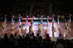 レバンガのチアダンスチームと一緒にダンスを披露する帯北高チアリーディング部のメンバー(青色のウエア、金野和彦撮影)