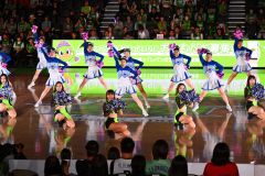 レバンガのチアダンスチームと一緒にダンスを披露する帯北高チアリーディング部のメンバー(青色のウエア、金野和彦撮影)