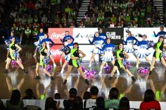 レバンガのチアダンスチームと一緒にダンスを披露する帯北高チアリーディング部のメンバー(青色のウエア、金野和彦撮影)