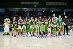 試合後にレバンガの選手と記念撮影する子どもたち(金野和彦撮影)