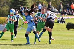 【決勝・道文教大付-北照】前半、ヘディングシュートを放つ道文教大付の(23)MF長岡珂那(白と黒のユニホーム、十勝FSリトルガールズU15出身)