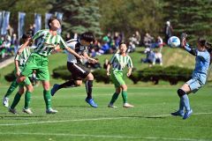 【決勝・道文教大付-北照】後半、道文教大付のMF成田咲蘭(白と黒のユニホーム、十勝FSリトルガールズU15出身)がヘディングシュートを決め、1―2とする