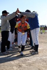 父母らがつくったアーチをくぐって笑顔を見せる選手たち