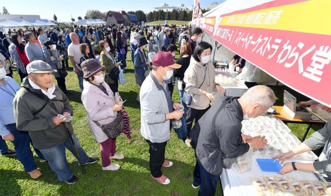 青空の下、食のイベント満喫 あんぱん祭り盛況~写真特集