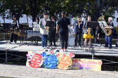 音楽を演奏する星の音楽隊(吹奏楽)