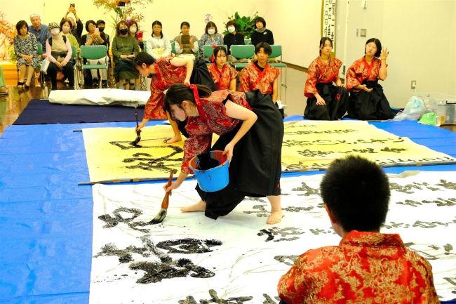 芽室高校書道部が美術展会場でパフォーマンス 「総合美術十勝協会展~北の刻~」会場