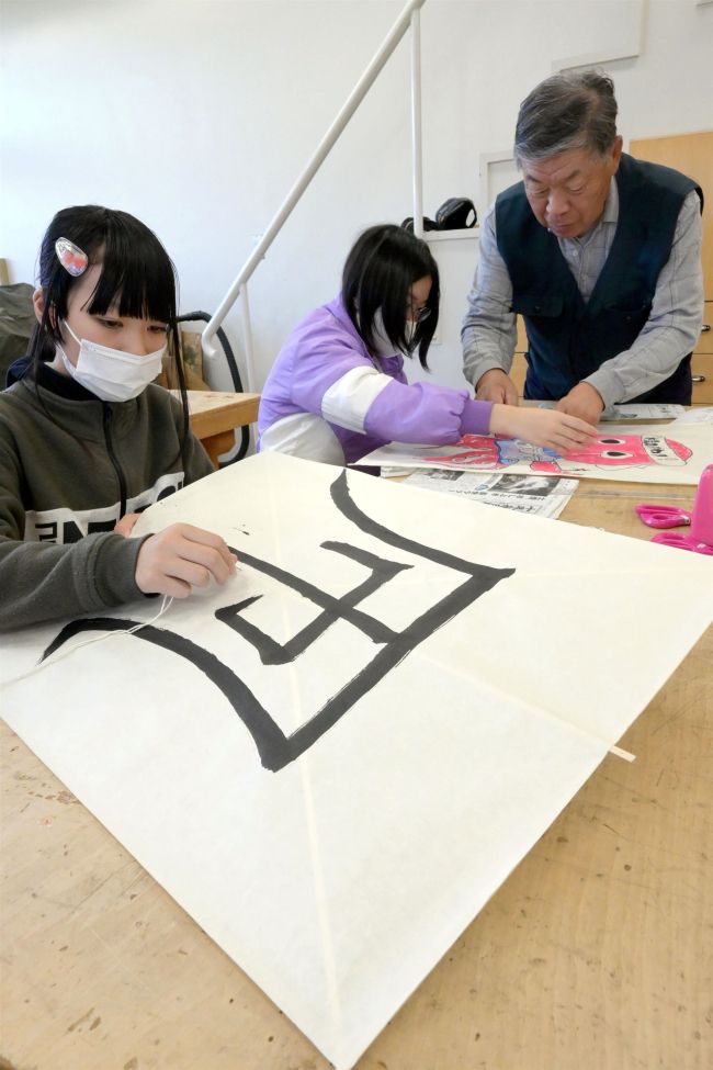和凧作りに挑戦 幕別町ふるさと館ジュニアスクール