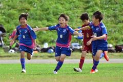 【決勝・音更ユニオンSC―開西つつじが丘Jr.FC】チーム3点目のゴールを決めて喜ぶ音更の小原羚椰(中央)