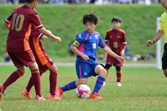 【決勝・音更ユニオンSC―開西つつじが丘Jr.FC】ボールを競り合う音更の村田碧音主将(青色のユニホーム)