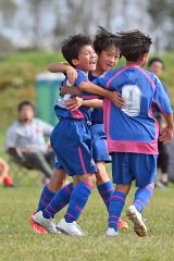 【決勝・音更ユニオンSC―開西つつじが丘Jr.FC】第2ピリオド、2―0とするゴールを決めて喜ぶ音更の石川綾真(左)