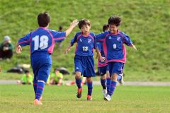 【決勝・音更ユニオンSC―開西つつじが丘Jr.FC】先制点を決め、仲間から祝福される音更の村瀬凌大(中央)