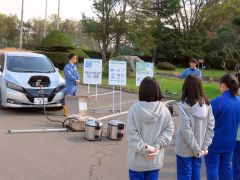 EV車からの電力供給を学生徒たち