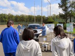 EV車からの電力供給を学生徒たち