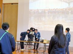 ARによる浸水体験をする生徒たち