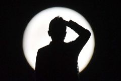 スーパームーンに見入る来訪者(17日午後5時半すぎ、帯広の森の「もりの山」で。塩原真撮影)