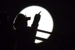 スーパームーンに見入る来訪者(17日午後5時40分ごろ、帯広の森の「もりの山」で。塩原真撮影)