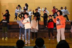 ステージいっぱいを使い躍動感あふれるダンスを披露する4年生(18日午前9時半ごろ、須貝拓也撮影)
