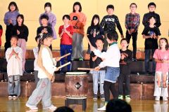 ソーラン節に合わせ太鼓演奏を披露する4年生(午前9時半ごろ、帯広光南小で。須貝拓也撮影)