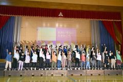 初めての学習発表会で元気いっぱいに歌う1年生(18日午前9時10分ごろ、帯広光南小で。須貝拓也撮影)