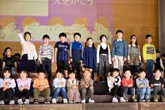 初めての学習発表会で合唱を披露する1年生(18日午前9時10分ごろ、帯広光南小で。須貝拓也撮影)