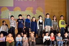 初めての学習発表会で合唱を披露する1年生(18日午前9時10分ごろ、帯広光南小で。須貝拓也撮影)