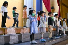 初めての学習発表会で楽器演奏を披露する1年生(18日午前9時ごろ、帯広光南小で。須貝拓也撮影)