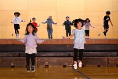初めての学習発表会で縄跳びを披露する(1)年生(18日午前9時ごろ、帯広光南小で。須貝拓也撮影)