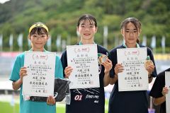 U16女子1000メートルで2位に入賞し、銀メダルと賞状を手に笑顔を見せる人見仁菜(中央、足寄中2年)