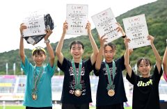 U16女子1000メートルで2位に入賞し、表彰台で賞状を掲げポーズをとる人見仁菜(左から2人目、足寄中2年)