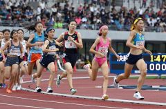【U16女子1000メートル・決勝】先頭を走る石原万結(右手前、岡山市京山中3年)を追う人見仁菜(中央ゼッケン4、足寄中2年)
