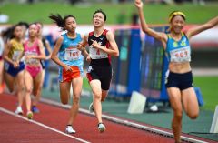 【U16女子1000メートル・決勝】2位競いで力走する人見仁菜(中央ゼッケン4、足寄中2年)