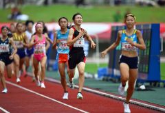 【U16女子1000メートル・決勝】先行する石原万結(右手前、岡山・京山中3年)を追う人見仁菜(中央ゼッケン4、足寄中2年)
