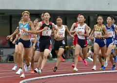 【U16女子1000メートル・決勝】最後の周回でライバルの石原万結(左手前、岡山・京山中3年)とトップを競う人見仁菜(手前ゼッケン4、足寄中2年)