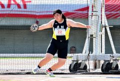 【U16女子円盤投げ・決勝】1回目の試技で29メートル23を投げる佐藤希夢(本別中3年)