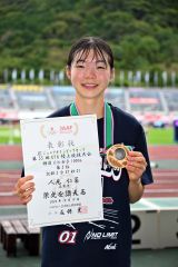 U16女子1000メートルで2位に入賞し、銀メダルと賞状を手に笑顔を見せる人見仁菜(足寄中2年)