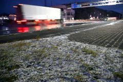 狩勝峠の路肩に降り積もった雪（２０日午前５時半ごろ、須貝拓也撮影）