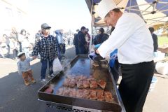 さらべつ和牛のステーキ実演販売に集まる来場者(20日午前10時ごろ、助川かおる通信員撮影)