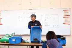 土づくりのポイントについてアドバイスする斉藤教諭