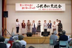 カラオケで合唱を披露する出演者ら