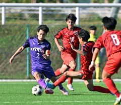 【2回戦・帯大谷―道科学大高】相手選手に囲まれながらもドリブルで中盤を突破する帯大谷のDF(2)長岡大地(左)