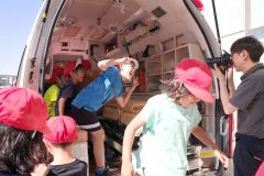 消防車の絵描きに挑戦 足寄小児童 2