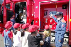 消防車の絵描きに挑戦 足寄小児童 4